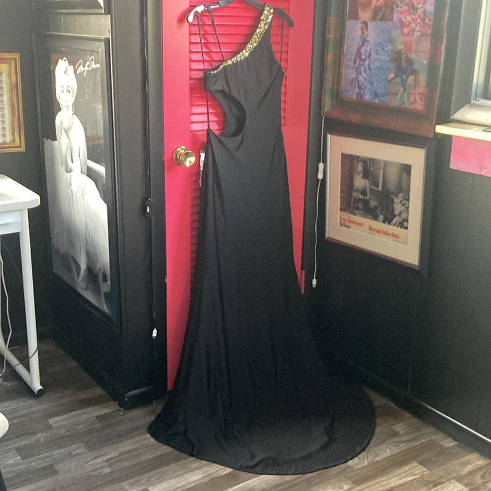 NWT STUDIO 17 Gown SIZE 6